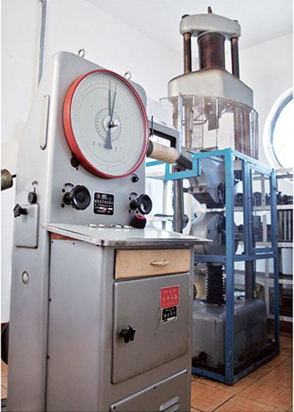 液壓式萬(wàn)能材料試驗(yàn)機(jī)